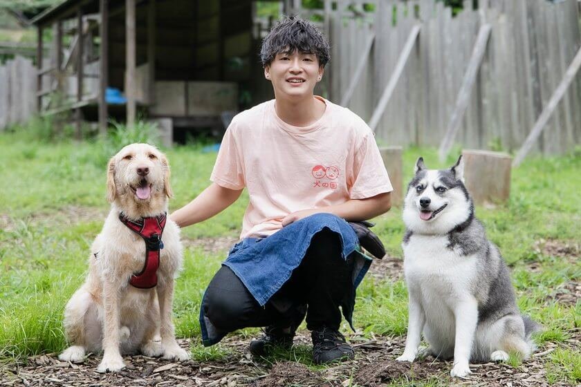 大自然の中で遊ぶ犬たちの生き生きとした姿を見るのが楽しみです。